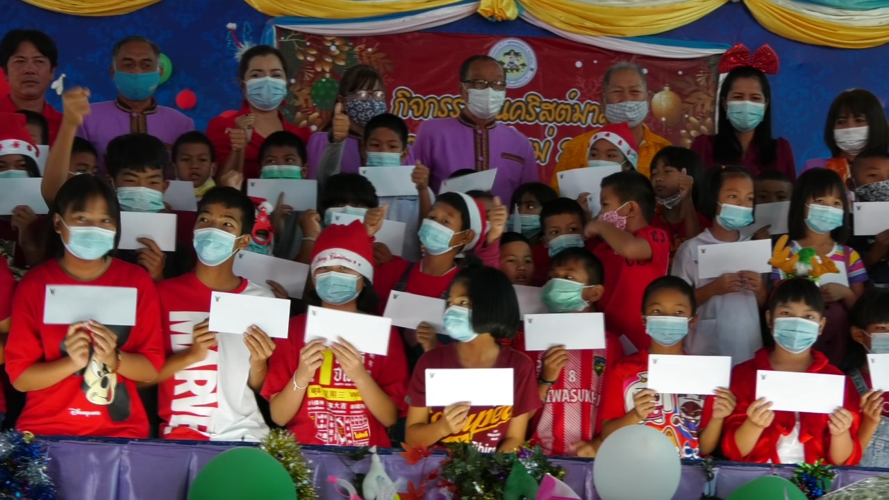 กองทุนชุมชนเทศบาลเมืองศรีสะเกษมอบทุนนักเรียนเป็นของขวัญวันคริสต์มาสและวันขึ้นปีใหม่ 2564