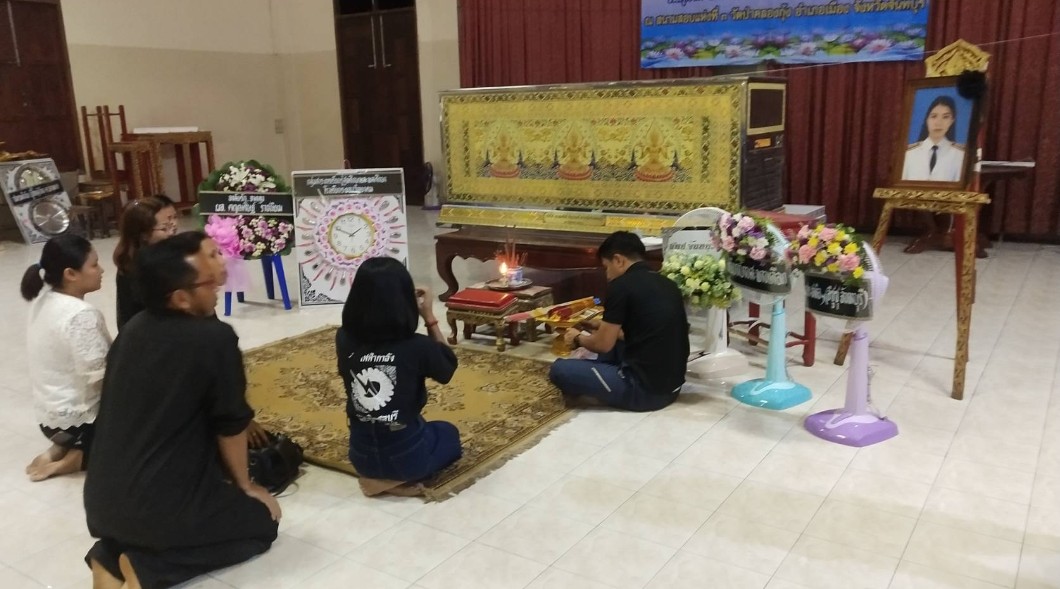 งานศพครูสาวบรรจุใหม่ เป็นไปอย่างโศกเศร้า หลังครูสาวประสบอุบัติเหตุครอบครัวยังทำใจไม่ได้
