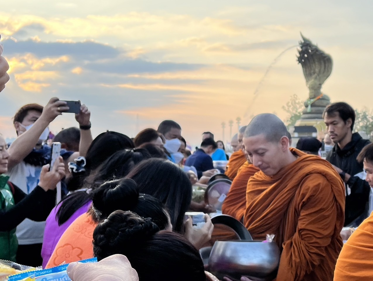 'พระโตโน่'โปรดบิณฑบาตรชุมชนเทศบาลเมืองน้อมใจถวาย "พระองค์ภา"