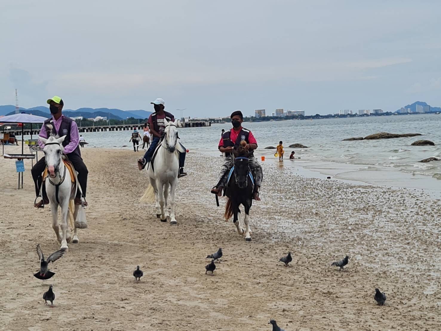 นักท่องเที่ยวไทยไม่สนเคอร์ฟิว แห่ตากอากาศหาดหัวหินบรรยากาศคึกคัก ก่อนเปิดเมืองรับต่างชาติ