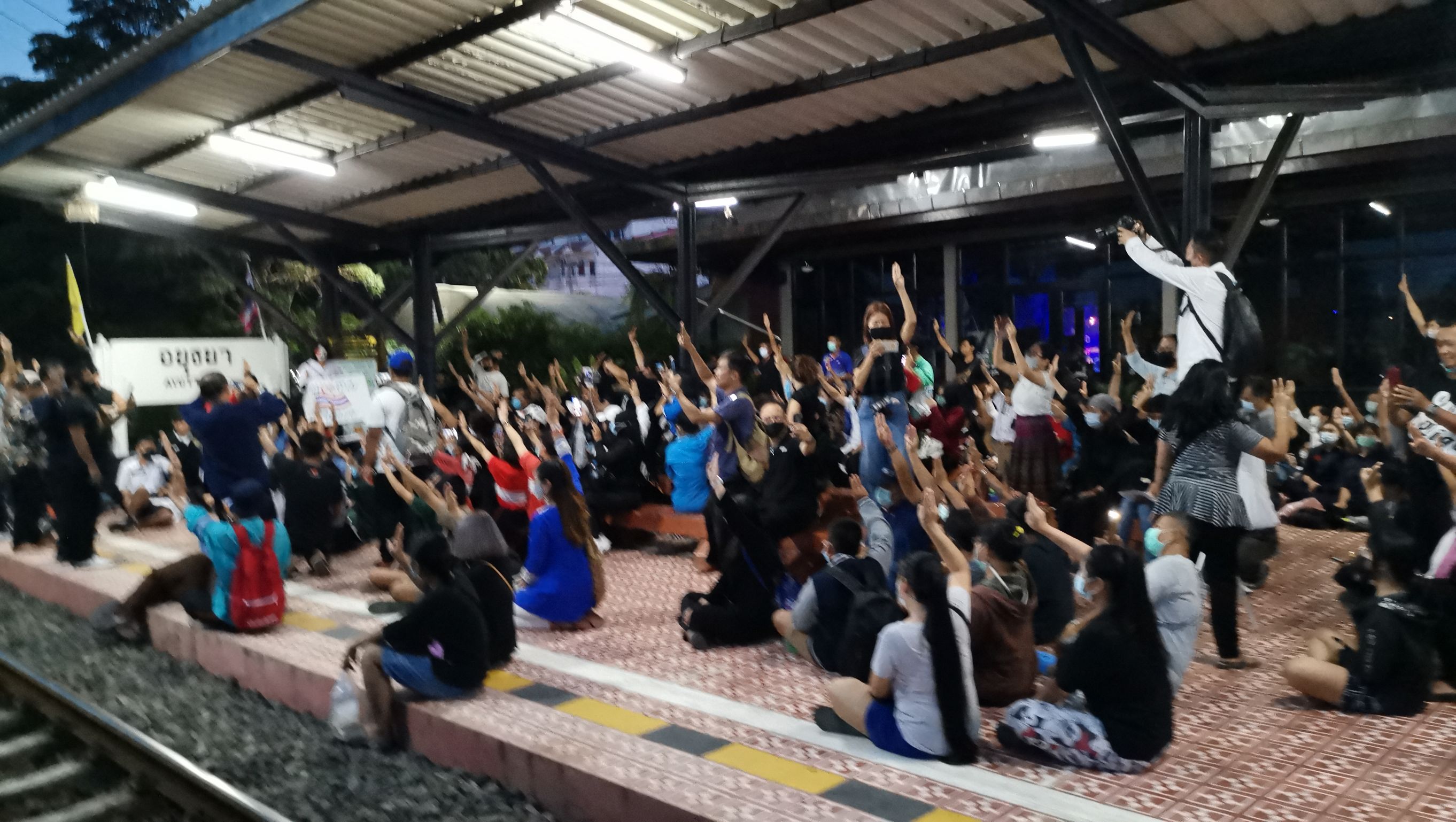 ม็อบราษฎรอยุธยา ชู 3 นิ้ว นั่งเคารพธงชาติ 18.00 น. บนสถานีรถไฟ หยุดใช้ความรุนแรงคนเห็นต่าง 