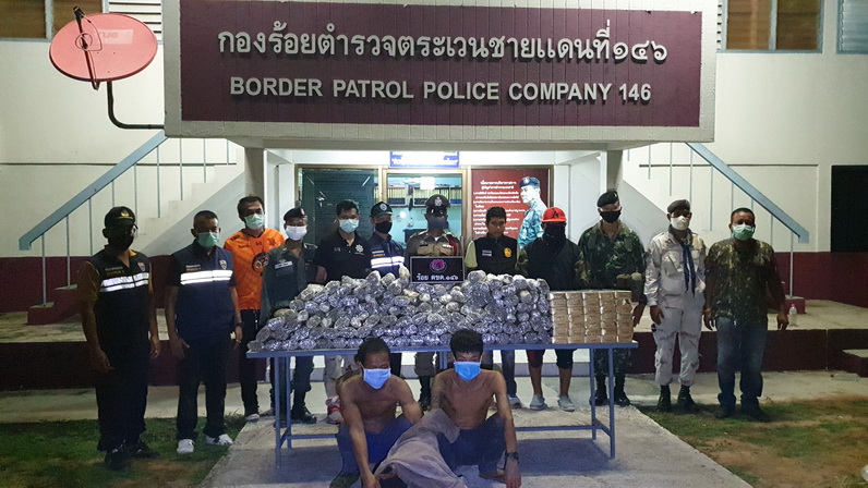 ฝ่ายปกครองปลอมตัวเป็นคนเก็บเห็ดป่าจับกุมพม่าลอบขนบุหรี่เถื่อนเข้าเมือง 