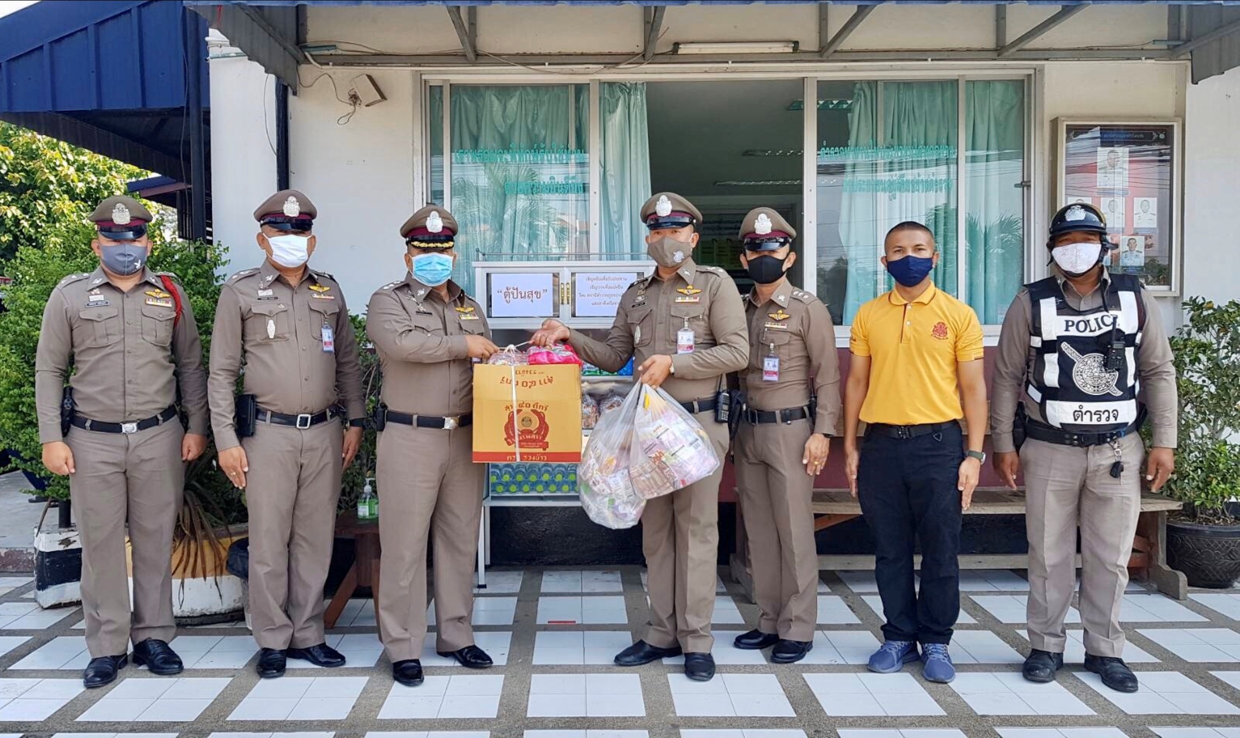 ตร.ประโคนชัย บุรีรัมย์ น้ำใจงามตั้ง “ตู้ปันสุข” หน้าโรงพัก ช่วยคนเดือดร้อนจากโควิด