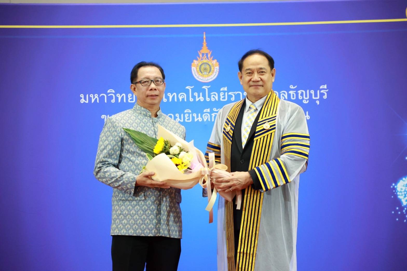 อธิการบดีมทร.รัตนโกสินทร์เข้ารับโล่ประกาศเกียรติคุณศิษย์เก่าดีเด่น"มทร.ธัญบุรี"