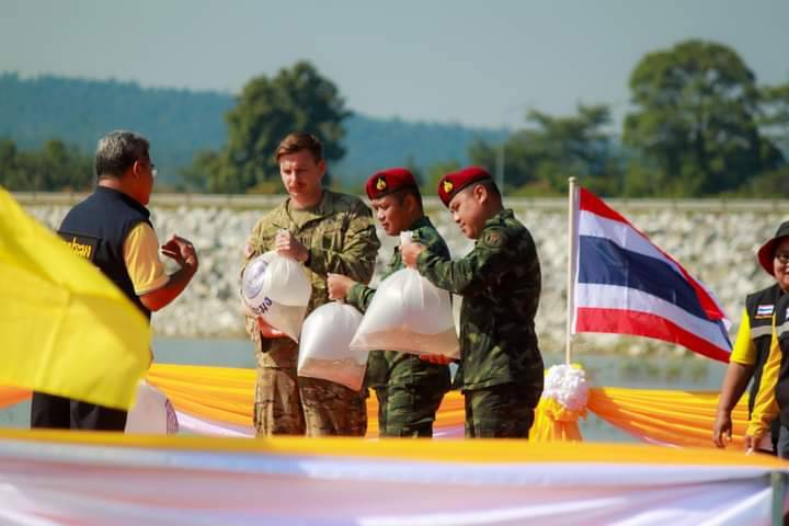 โครงการส่งน้ำและบำรุงรักษาแควน้อยบำรุงแดนปล่อยพันธุ์ปลาสู่ลำน้ำแควน้อยเนื่องในวันชาติและวันพ่อแห่งชาติ 