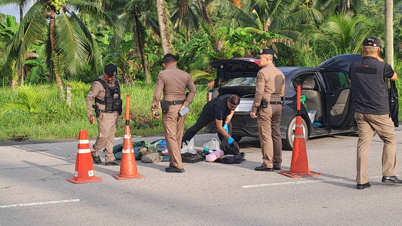 พังงา จับกุมผู้ต้องหาพร้อมวัตถุต้องสงสัยคล้ายระเบิดบนรถยนต์มุ่งหน้าภูเก็ต ตำรวจคุมเข้มสอบขยายผล