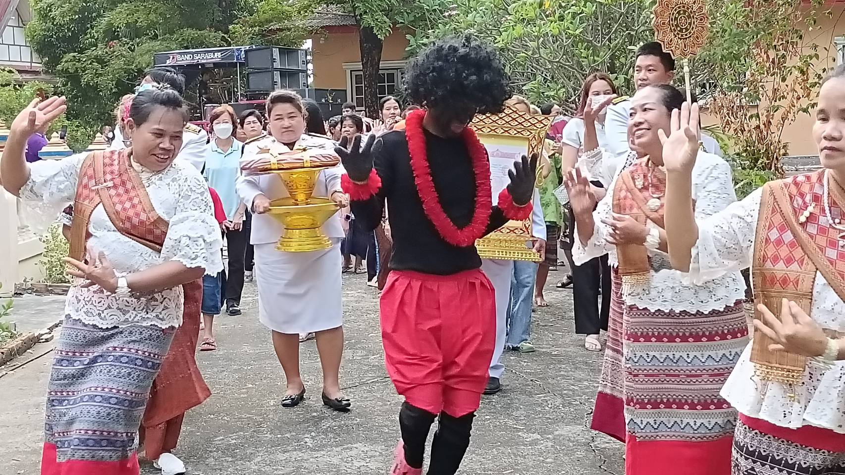 เงาะป่าโผล่นครนายก ร่วมงานฉลองพัดยศ ชูมือใบ้เลขเด็ด