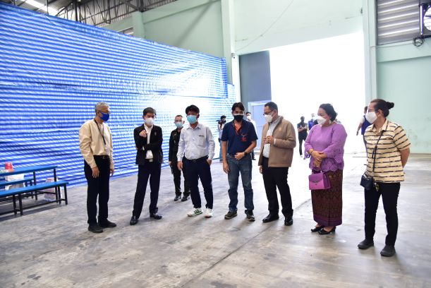 ผู้ว่าฯ นครปฐม ลงพื้นที่ตรวจโรงงานผลิตยางรถยนต์ หลังเกิดคลัสเตอร์ 128 ราย