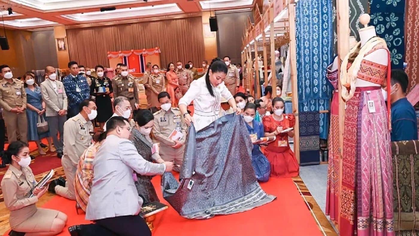 ผู้ว่าฯอ่างทอง ร่วมเฝ้ารับเสด็จฯ ‘เจ้าฟ้าสิริวัณณวรีฯ’เสด็จทอดพระเนตรนิทรรศการ การจัดแสดงผลิตภัณฑ์ภูมิปัญญาผ้าไทย