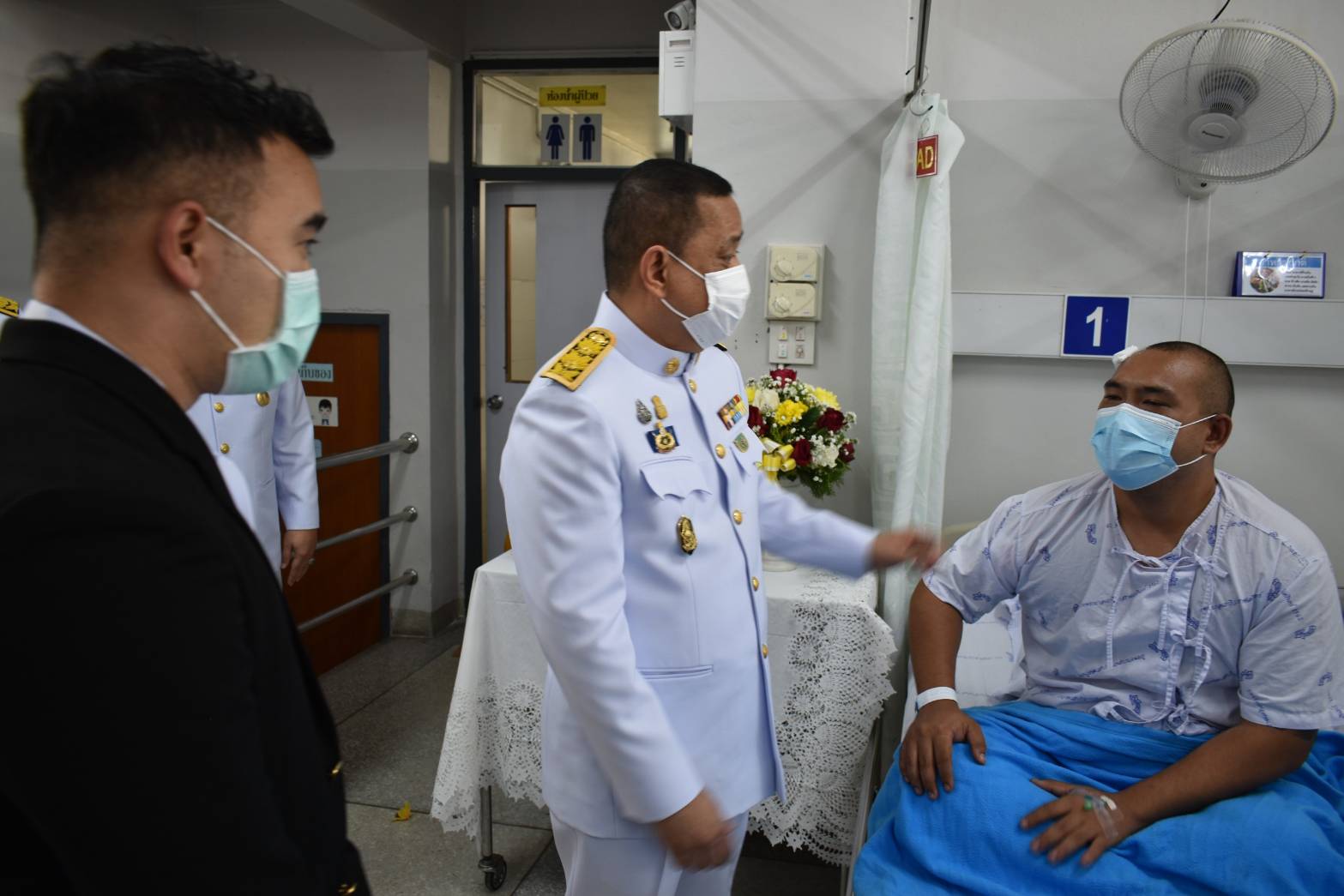 "ในหลวง" พระราชทานดอกไม้ ตะกร้าสิ่งของแก่ทหารที่บาดเจ็บจากการปฏิบัติหน้าที่