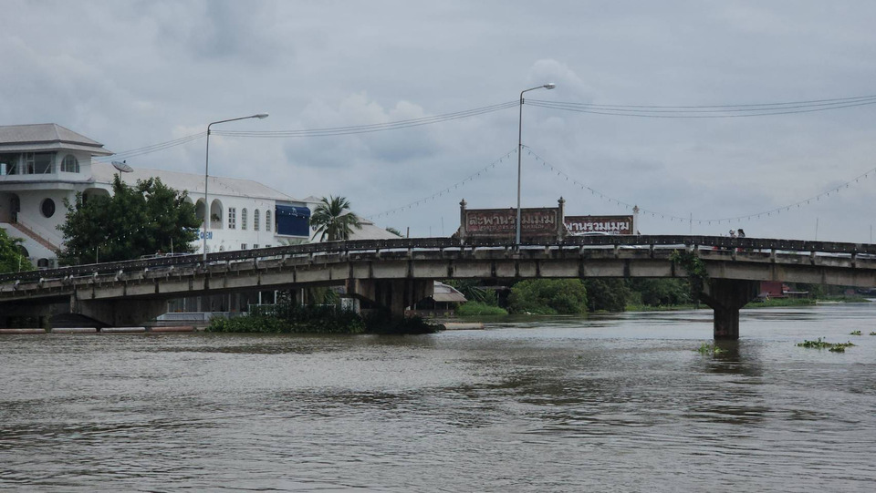 นครปฐมรับมวลน้ำหนุนสูง เตือนชาวบ้านติดริมแม่น้ำเตรียมรับมือน้ำท่วม