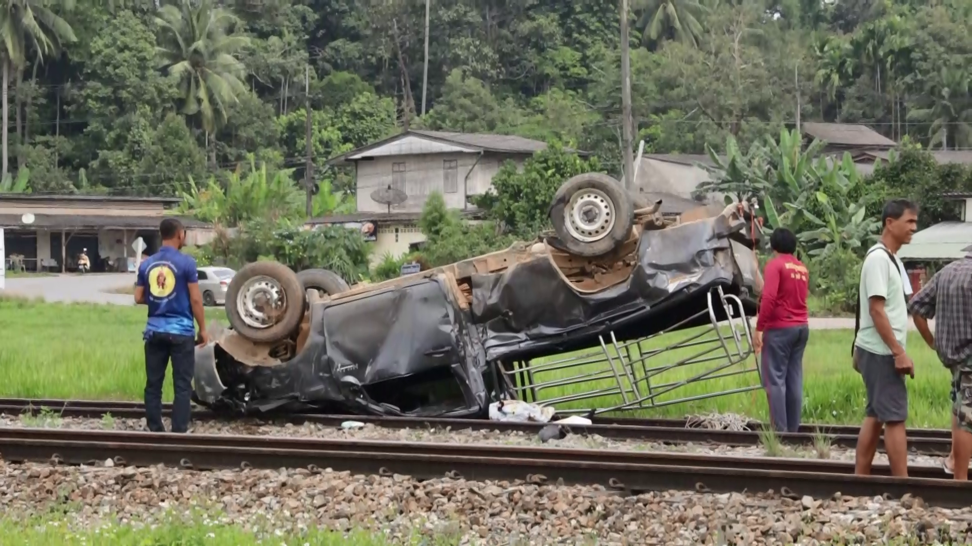 รถไฟด่วนพิเศษสุราษฎร์ธานี-กรุงเทพฯขยี้กระบะสามพ่อแม่ลูกปางตาย