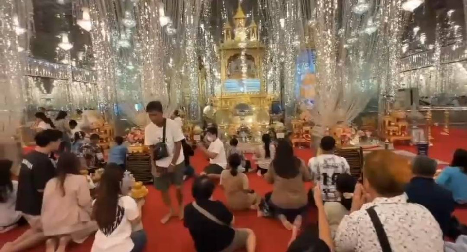 นทท.หลั่งไหลสักการะหลวงพ่อฤๅษีลิงดำ บรรจุในโลงแก้ว เสริมศิริมงคล 