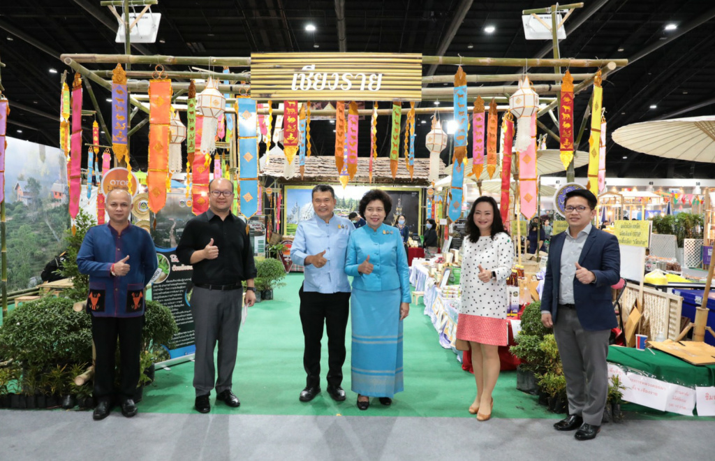 OTOP บอกรักแม่คึกคัก!! ประชาชนซื้อของขวัญให้แม่อย่างอิ่มใจ ในงาน “ศิลปาชีพประทีปไทยฯ