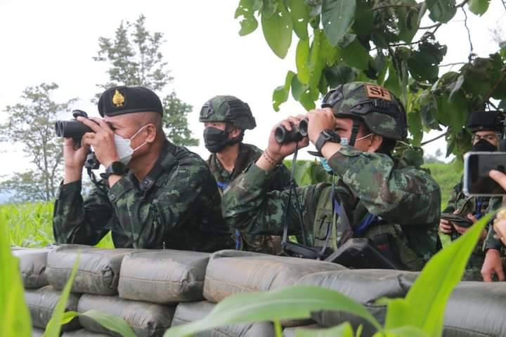  ผบ. กองกำลังนเรศวรตรวจเยี่ยมทหารพื้นที่ชายแดน ส่องกล้องทางไกล เฝ้าระวังฝั่งตรงข้าม