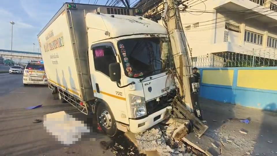 สุดสลด! รถบรรทุก 6 ล้อหลับใน พุ่งชนพนักงานกวาดถนนดับใต้ท้องรถ