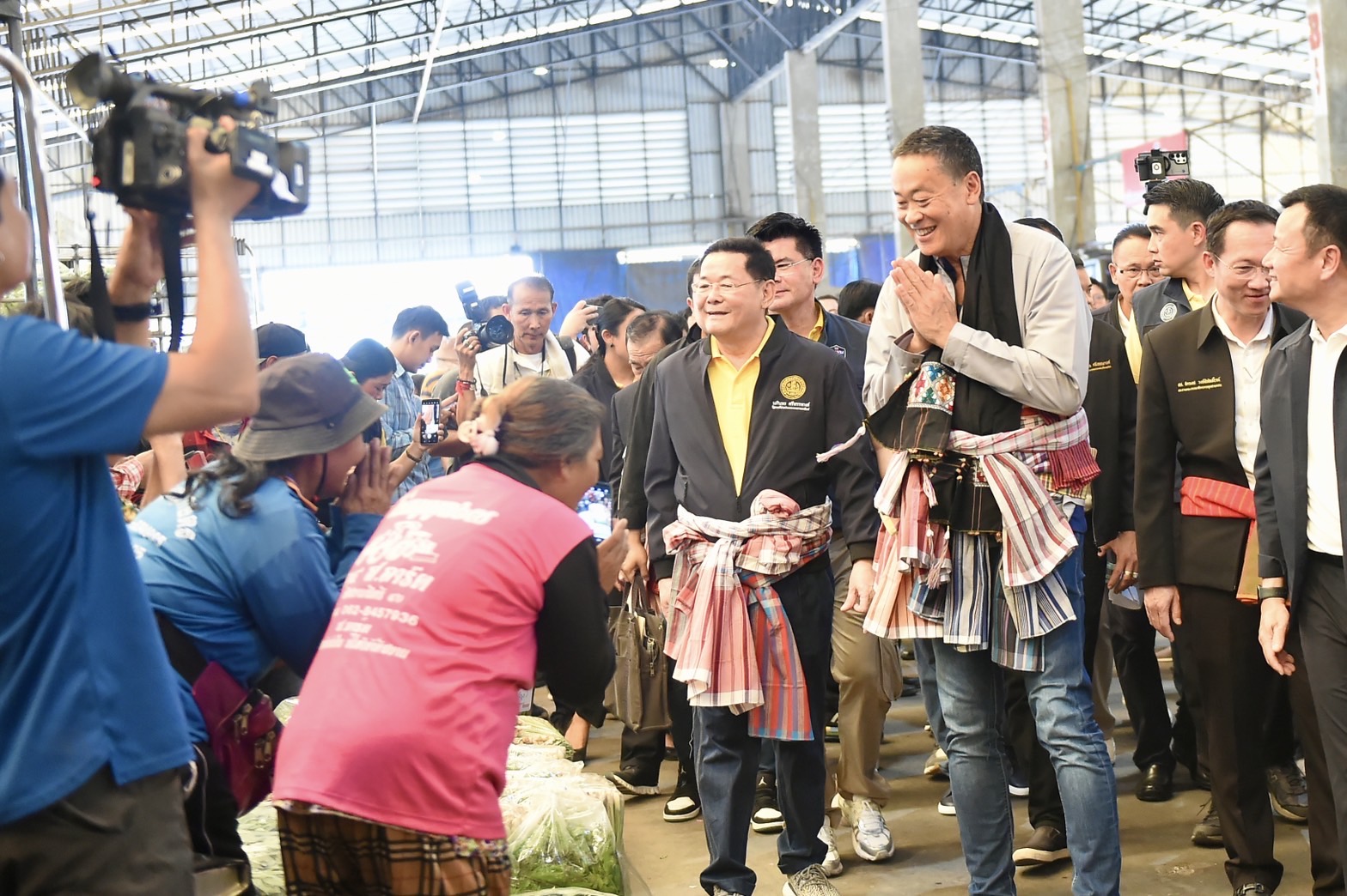 "นายกฯ" นำคณะเดินตลาดศรีเมือง ราชบุรี สำรวจราคาผัก ผลไม้  โปรยยาหอม "เกษตรกร" มีรายได้เพิ่ม3เท่า ภายใน4ปี