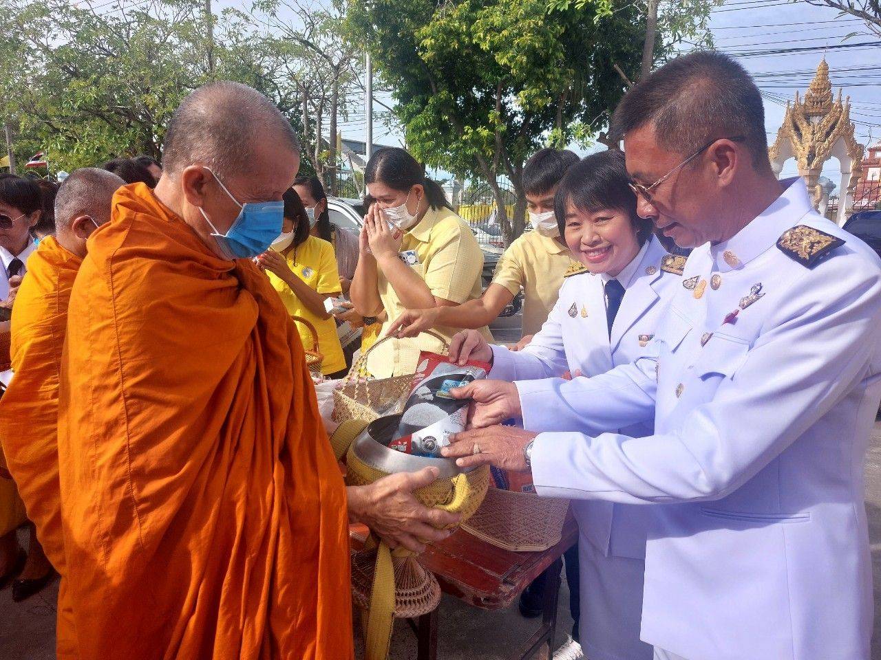 นายกอบต.พุคานำข้าราชการทำบุญตักบาตรเฉลิมพระเกียรติฯในหลวง