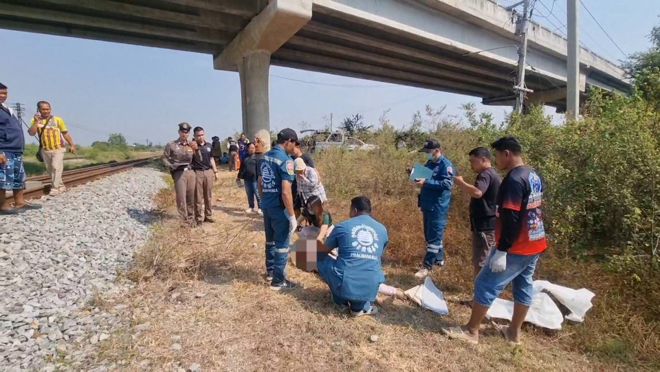 สลด! แม่จูงมือลูกข้ามทางรถไฟหลุดมือ ถูกรถไฟชนดับคาที่ 