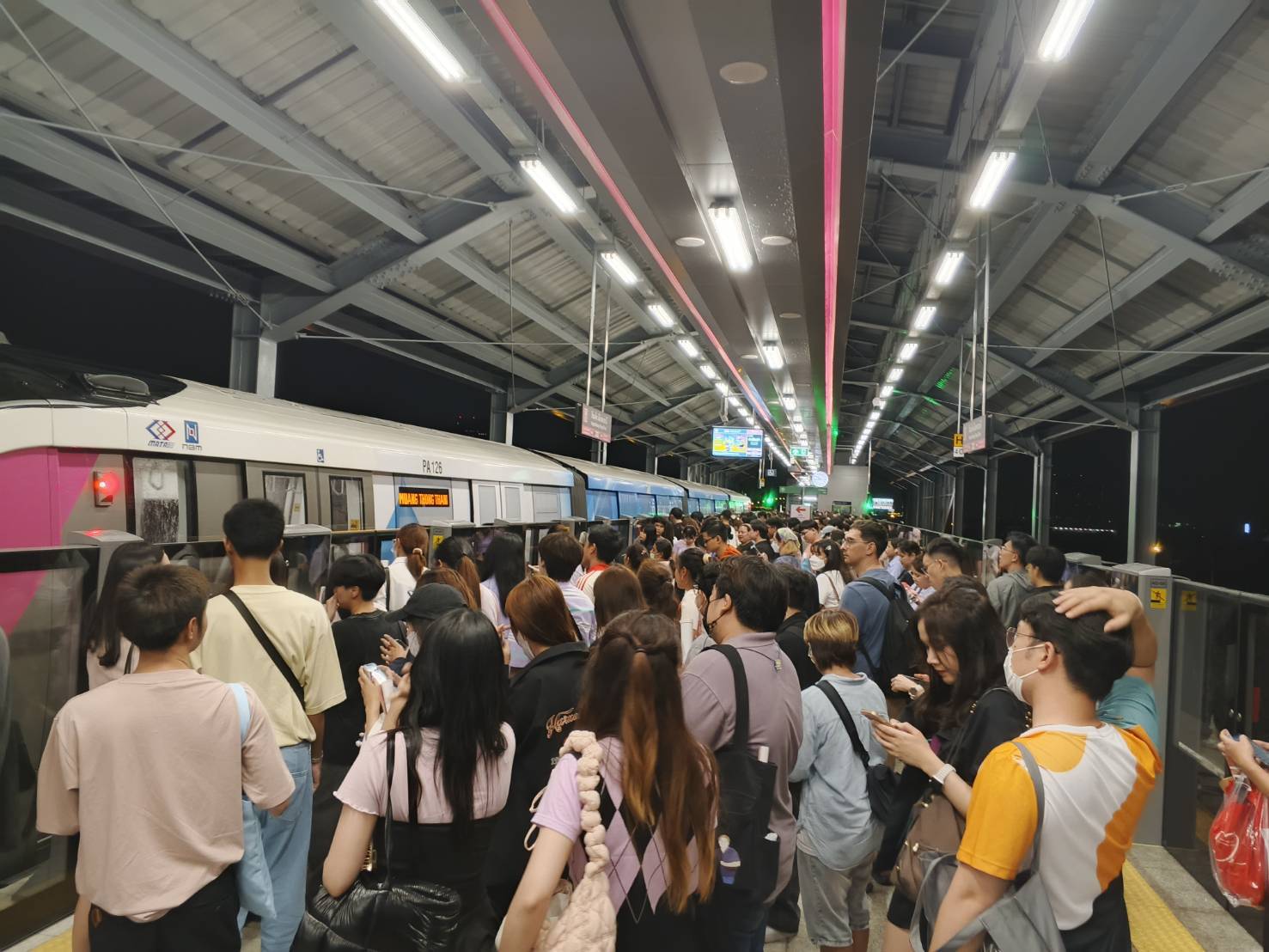คนแห่ใช้ระบบรางทะลุ 1.2 ล้านเที่ยว "รถไฟฟ้าสีชมพูส่วนต่อขยาย" ทำสถิติใหม่ ตั้งแต่เปิดทดลองให้บริการ