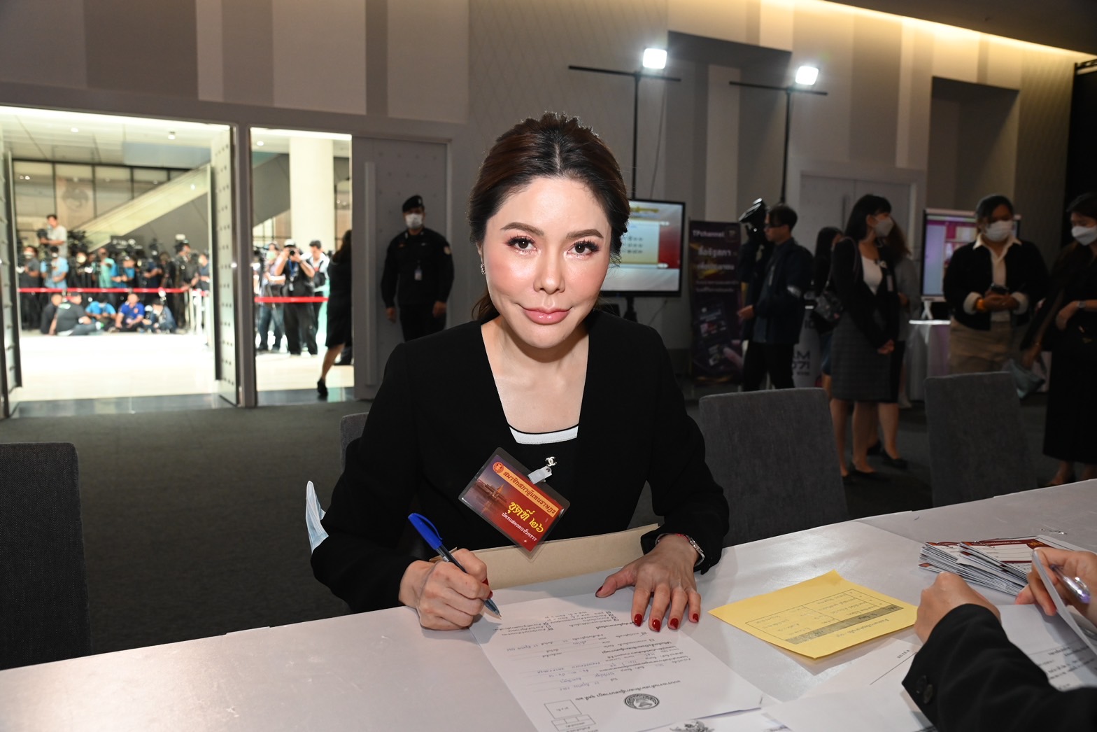 "อดีตเมียบิ๊กกี่" รายงานตัว ส.ส.บัญชีรายชื่อ เพื่อไทย "อ.เจษฎ์" ชี้ รธน.ห้ามสภาผัว- เมีย ถ้ายังไม่จดทะเบียนหย่ามีผลคุณสมบัติสว.ทันที