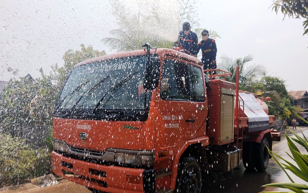บก.ทท.ห่วงใยประชาชน ส่งกำลังพลชุดเคลื่อนที่เร็ว ฉีดพ่นน้ำลดฝุ่น PM 2.5 พื้นที่มุกดาหาร-นครพนม