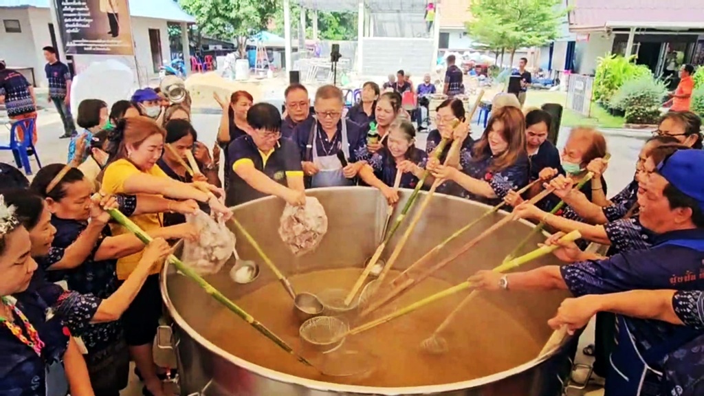 สีสัน!! นักเรียนโรงเรียนผู้สูงอายุ ทำชาบูหม้อยักษ์เลี้ยงฉลองจนพุงกาง