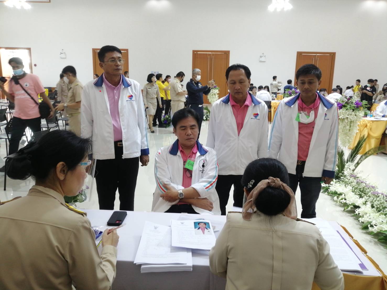 "หมอหนุ่ย" สุรพงษ์ ปิยะโชติ ลงชิงนายกอบจ.กาญจนบุรี พร้อมนำทีมพลังกาญจน์ สู้ 27 เขต ส่วน "รังสรรค์​ รัศมีฤกษ์เศรษฐ์" อดีตนายก อบจ.ยังไม่ปรากฏตัว