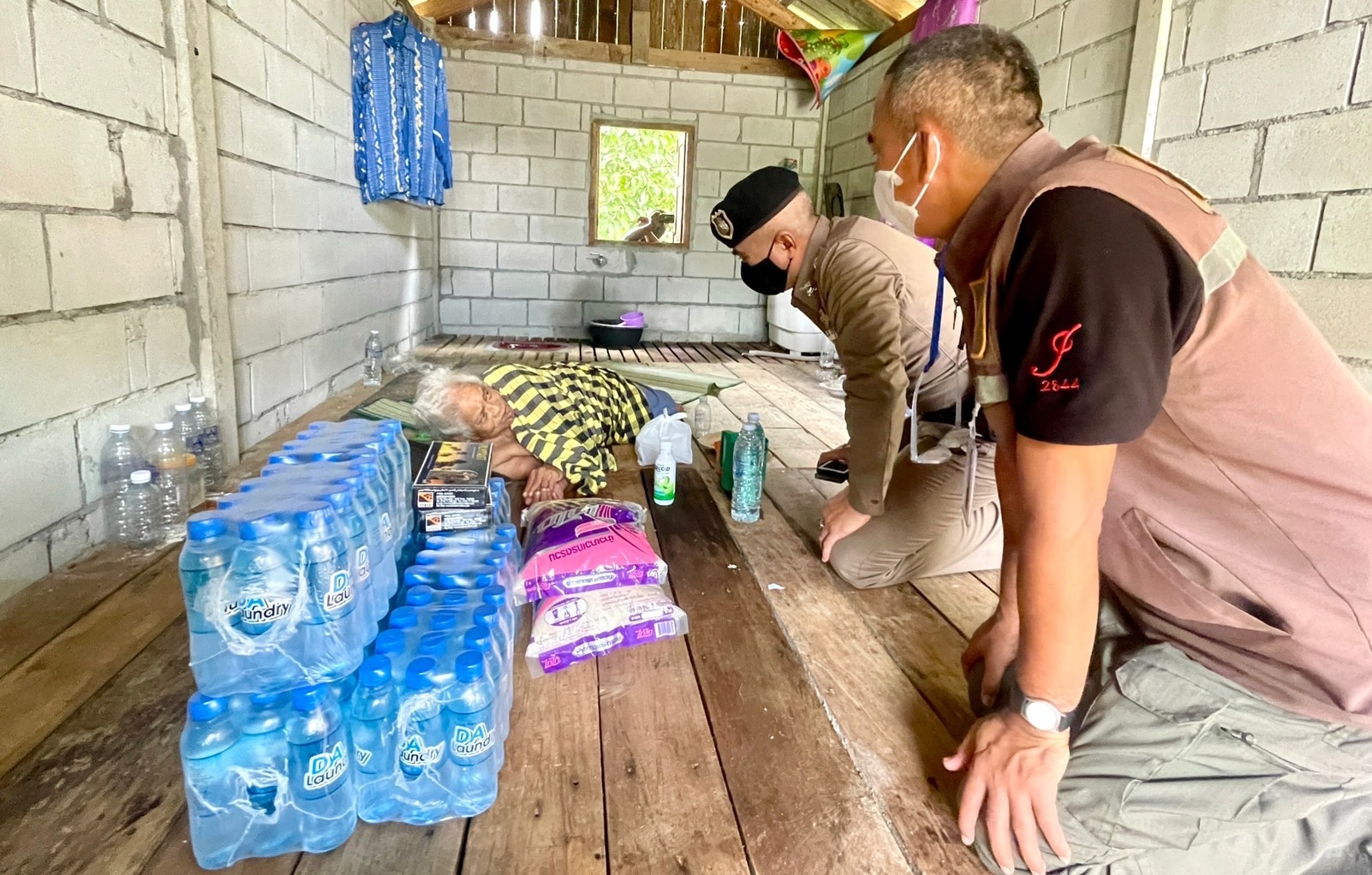 ผกก.สภ.เมืองนราธิวาส  นำถุงยังชีพ มอบผู้พิการ -​ป่วย -​สูงอายุ และผู้ด้อยโอกาส
