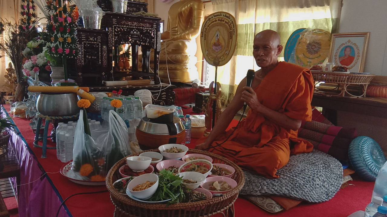 ชาวคุ้มวัดสระแก้วร้อยเอ็ดสืบทอดพระพุทธศาสนาทำบุญเวียนเทียนวันวิสาขบูชาเพื่อความเป็นสิริมงคล