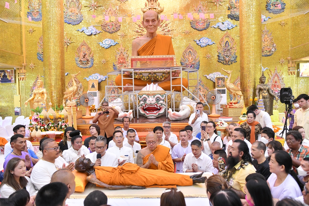 คลื่นศิษย์แน่นวัด! ร่วมพิธีเปลี่ยนสังขาร "หลวงพ่อพูล" คอหวยแห่ส่องเลขเด็ด