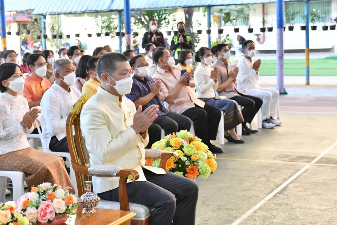 ปลัดกทม.ตักบาตรร่วมกับชาวหนองจอกในวันขึ้นปีใหม่