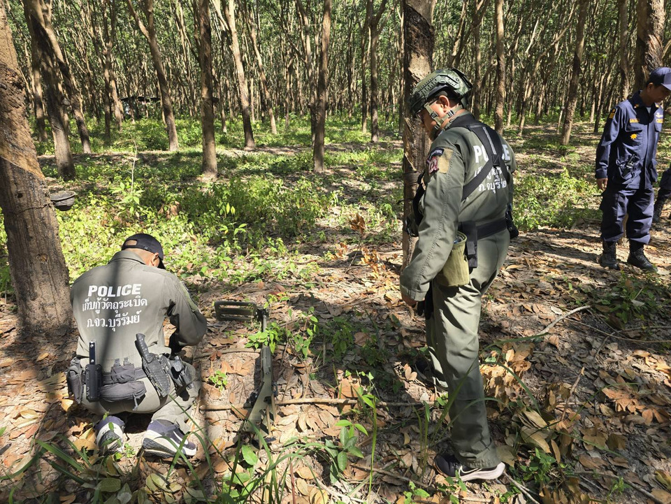 EOD ลุยค้นลูกจรวดเขมรตกค้างพื้นที่เกษตรบุรีรัมย์ พบแล้วกว่า 20 ลูก ผู้ใหญ่บ้านเตือนชาวบ้านระวังขั้นสูง