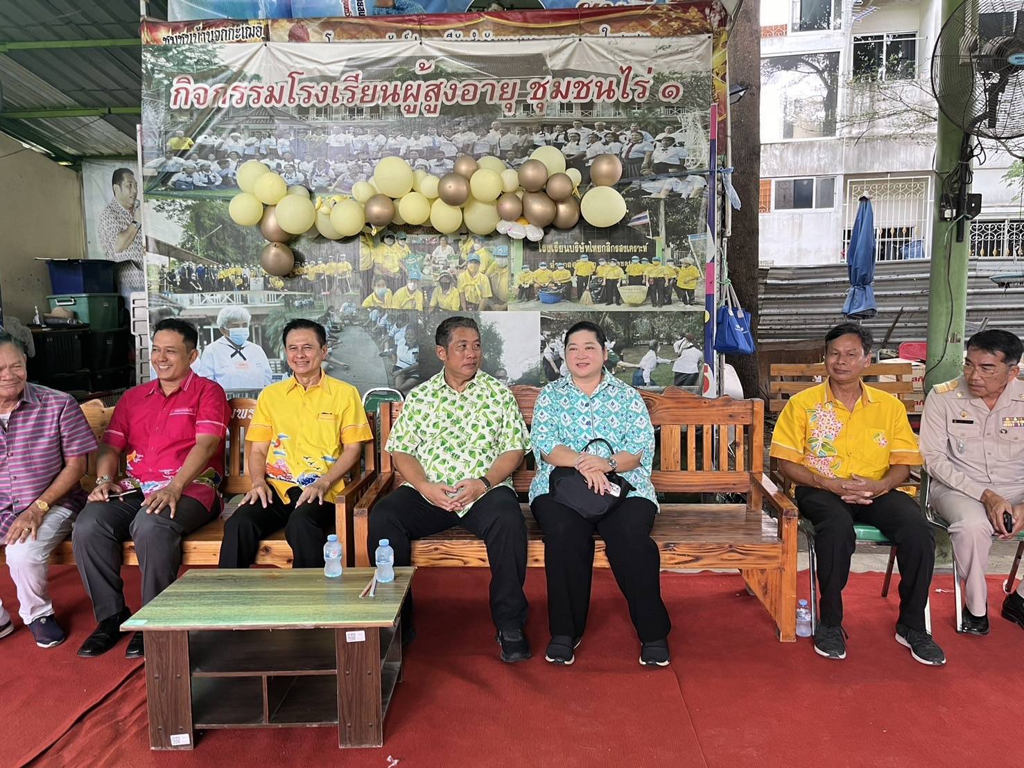 อดีต รมว.วัฒนธรรม มอบปริญญาชีวิตให้แก่ผู้สูงอายุที่สำเร็จการศึกษา โรงเรียนผู้สูงอายุบ้านไร่หนึ่ง อ.ศรีราชา
