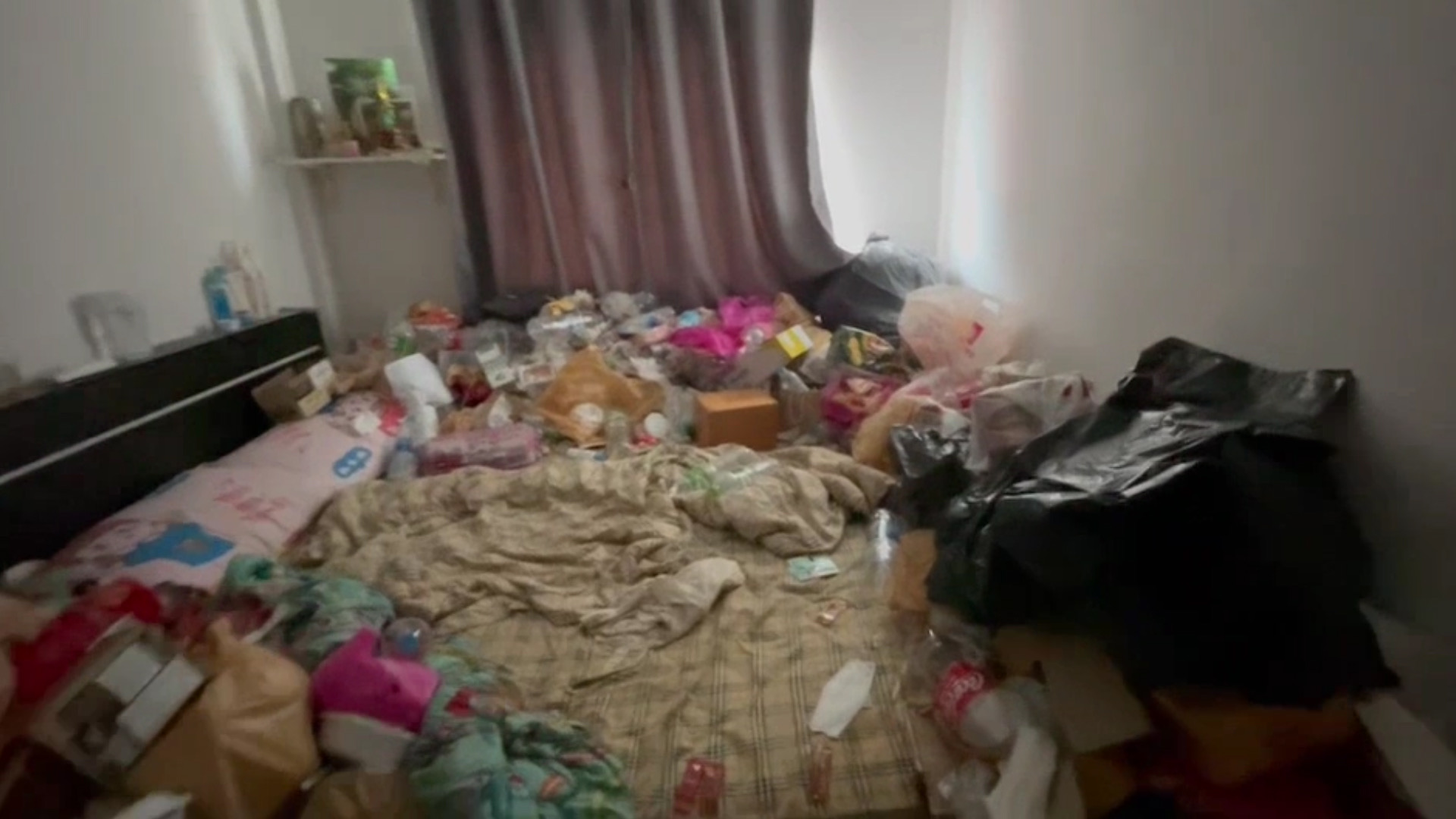 เจ้าของบ้านช็อกหลังให้ญาติของแฟนสาวมาอาศัย 2 ปี แต่เมื่อย้ายออกพบกองขยะเต็มห้อง