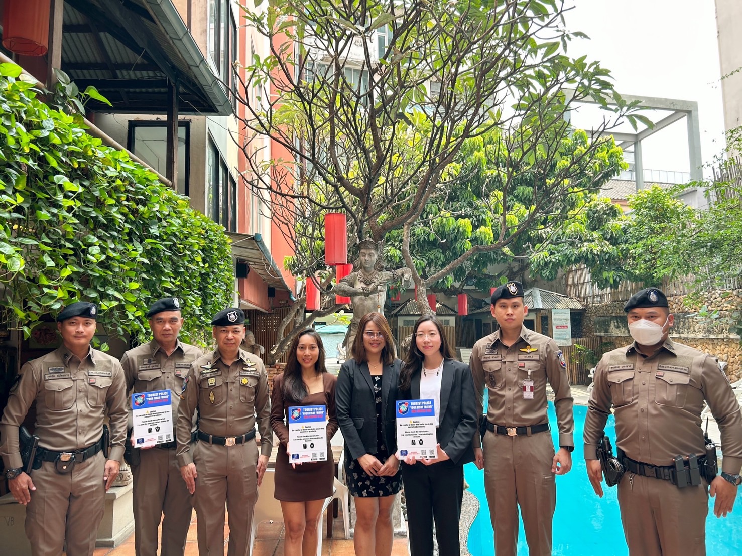 ตำรวจท่องเที่ยวกทม.สร้างการรับรู้ให้นทท.ป้องกันการหลอกลวงให้ซื้อของราคาแพงในพื้นที่ถนนข้าวสาร