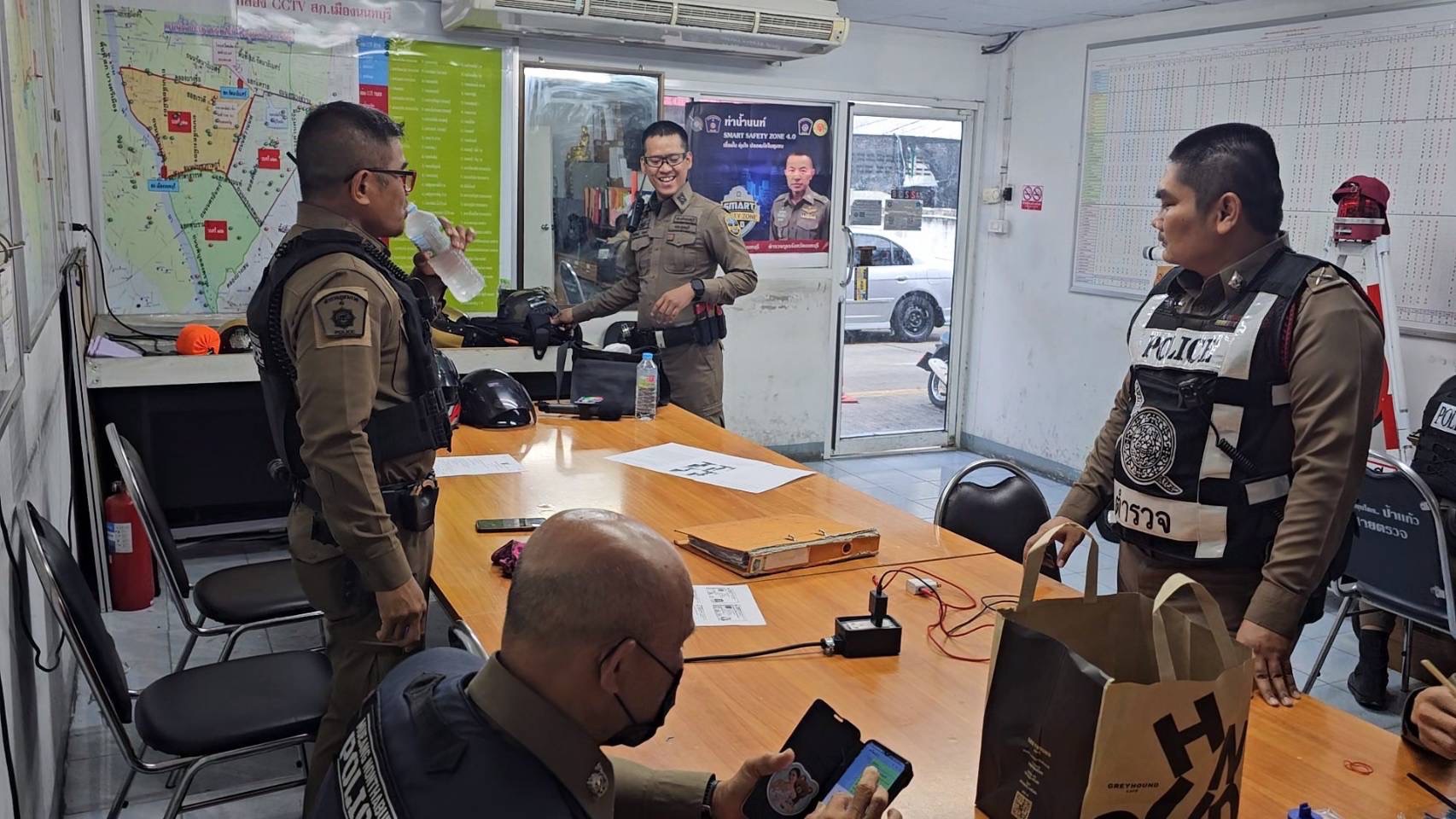 ตร.สายตรวจนนทบุรีจมูกไวจับหัวหน้ารปภ.ขี่จยย.มีพิรุธเช็คประวัติพบมีหมายจับคดีลักทรัพย์นายจ้าง
