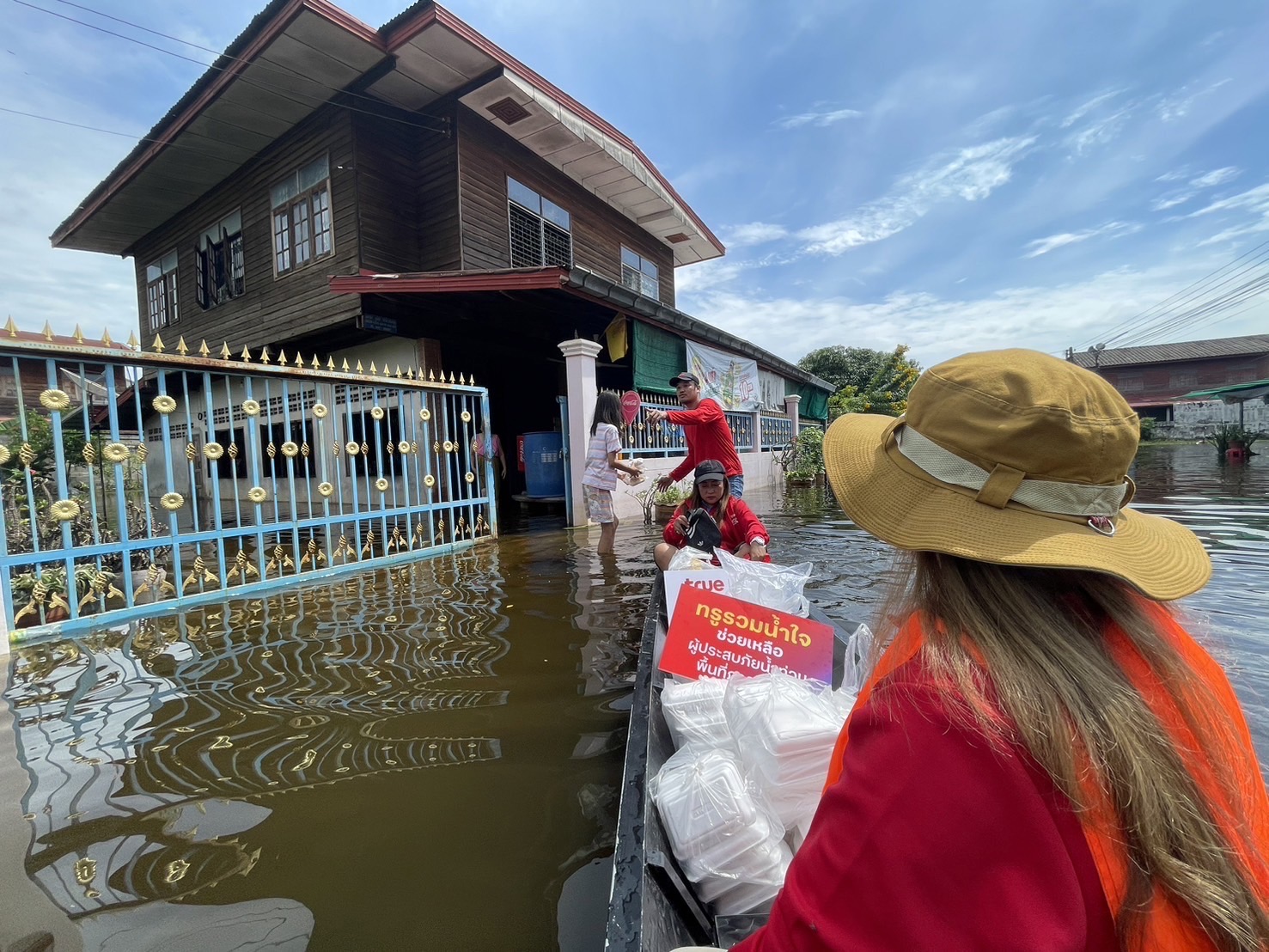 "ทรู" รวมน้ำใจสู้ภัยน้ำท่วมไปด้วยกัน เร่งส่งอุปกรณ์ "ล้างบ้าน" สู่เชียงราย พร้อมมอบถุงยังชีพ-ดูแลเน็ตเวิร์กให้พี่น้องชาวหนองคาย