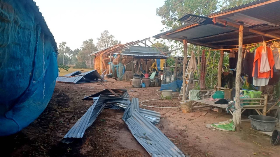 พายุฤดูร้อนถล่มศรีสะเกษ! “ขุขันธ์” ซุ้มเฉลิมพระเกียรติพัง “พยุห์” เสียชีวิต 1 คนบ้านพังนับสิบหลัง