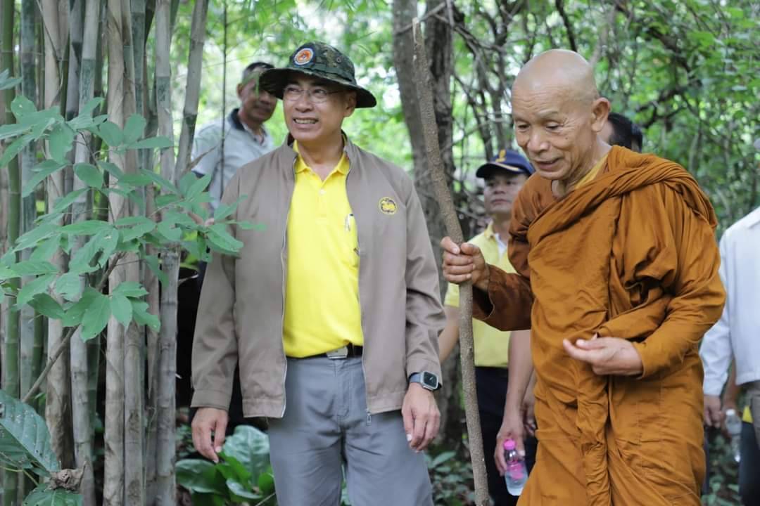 ผู้ว่าฯ ยโสธรลุยสำรวจถ้ำไทรทองอายุหลายร้อยปีพร้อมประชาสัมพันธ์ภารกิจของจังหวัด 
