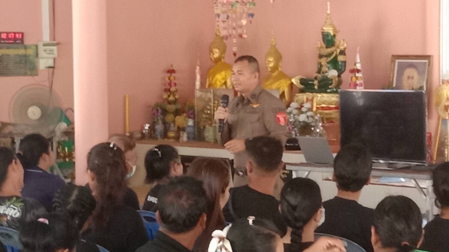 ตำรวจชุดมวลชนสัมพันธ์สภ.เมืองร้อยเอ็ดฝึกอบรมชรบ.15หมู่บ้าน150คนที่ตำบลหนองแวง