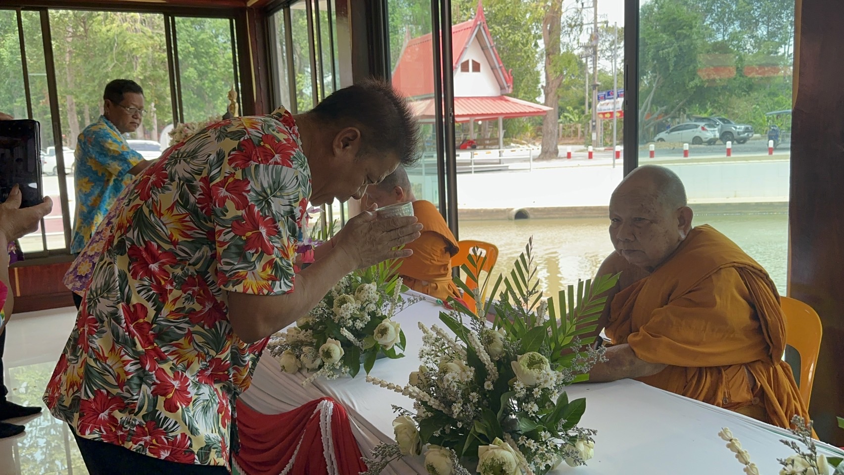 "วัดตาขัน"จัดพิธีสรงน้ำพระก่อเจดีย์ทรายเนื่องในวันสงกรานต์ 2567