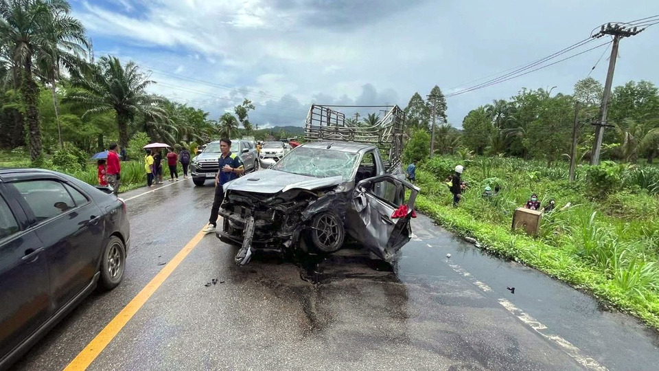 ฝนถล่มชุมพร! กระบะขนญาติกลับจากตัดทุเรียนเสียหลักชนสนั่น ดับ 6 ศพ