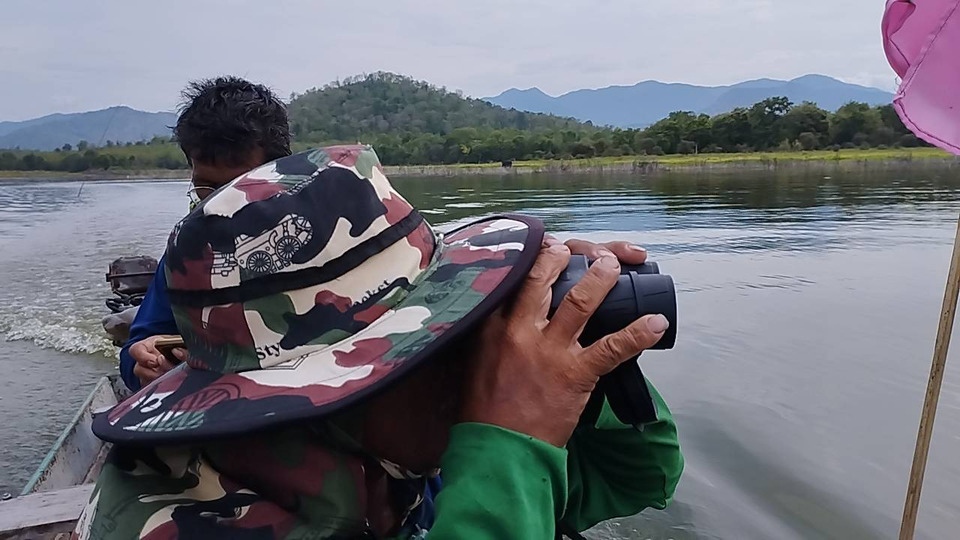 นทท.แห่ล่องเรือ “อ่างห้วยดง เขาหินเหล็กไฟ” รับลมคลายร้อน ชมสัตว์ป่าห้วยขาแข้งคึกคัก 