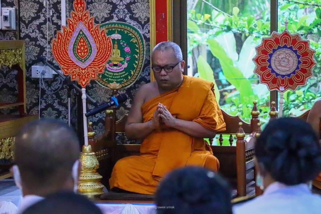 อำเภอนาทวี จัดพิธีทำบุญตักบาตรถวายเป็นพระราชกุศล