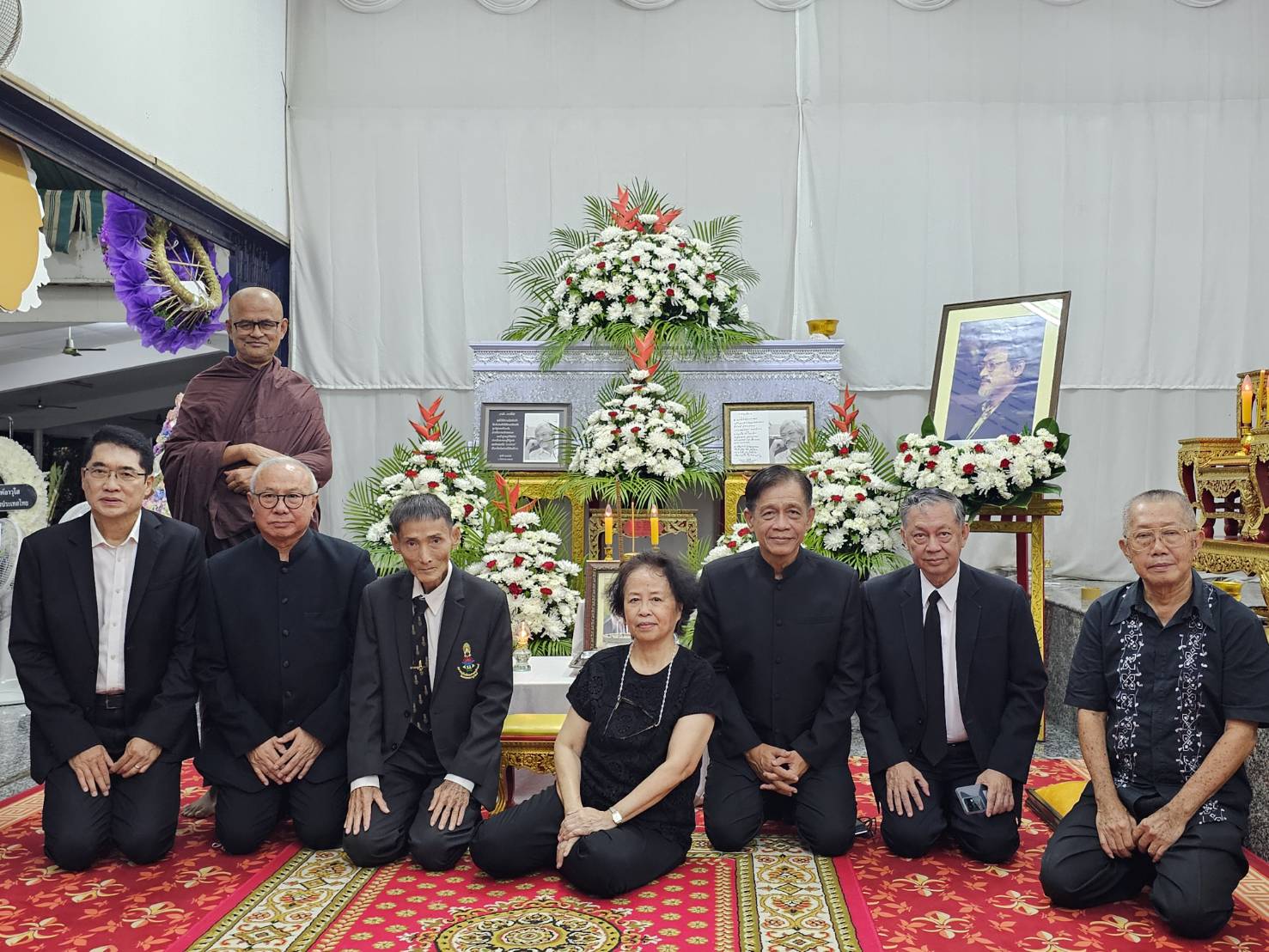 นักการเมือง นักเขียนดัง ร่วมงานสวดพระอภิธรรม "ทองแถม นาถจำนง" คืนแรก