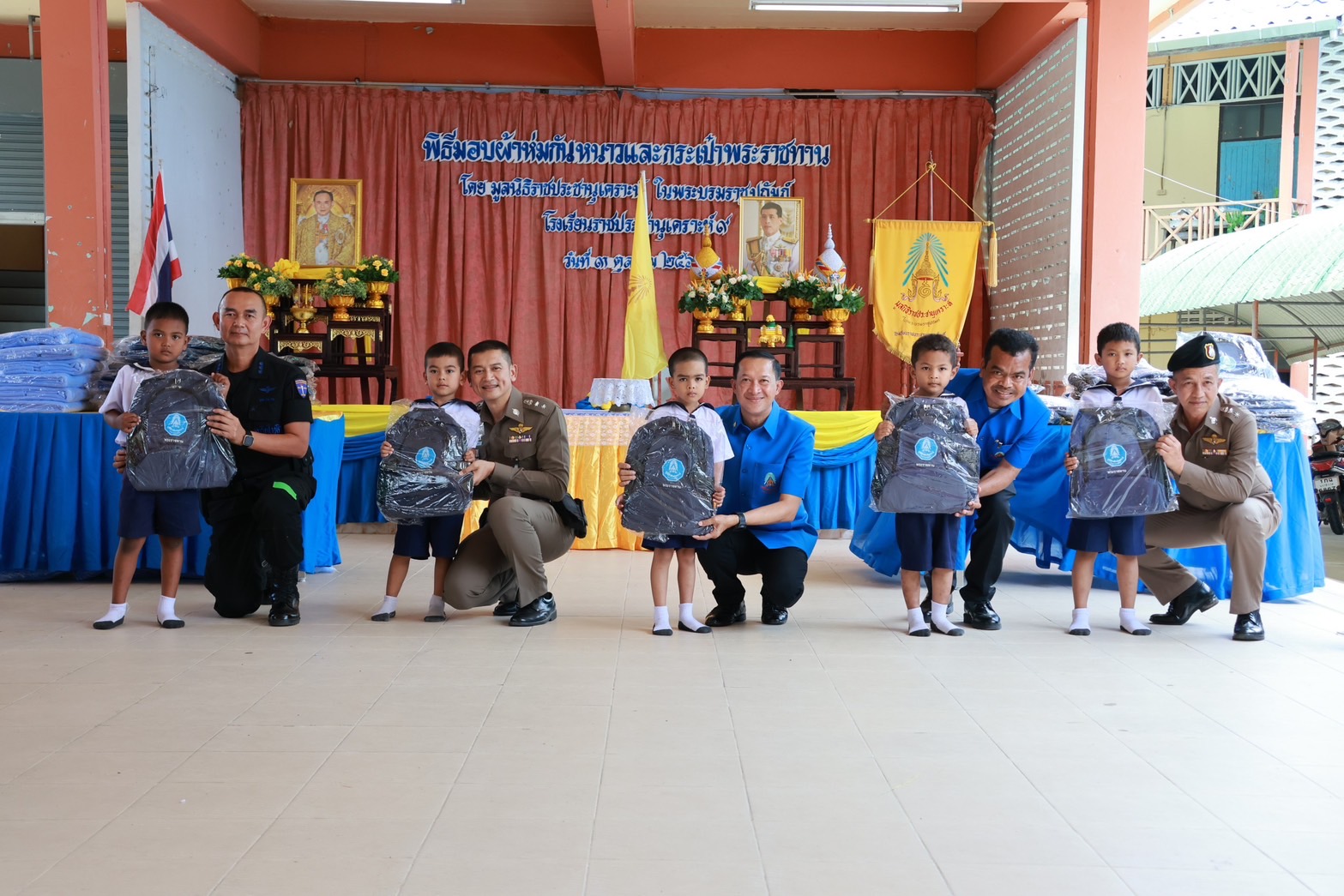 ผู้ว่าฯ นรา ฯตรวจเยี่ยมและมอบผ้าห่มกันหนาว กระเป๋านักเรียนพระราชทาน ให้แก่นักเรียนโรงเรียนราชประชานุเคราะห์ 9 เพื่อเป็นขวัญกำลังใจ