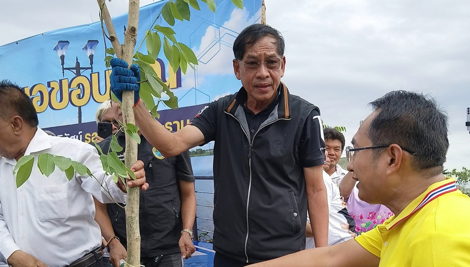 “นายกแจ๊ส” นำชาวคลองหลวงปลูกต้นชัยพฤกษ์เฉลิมพระเกียรติ ดันแลนด์มาร์คสีเขียวแห่งใหม่