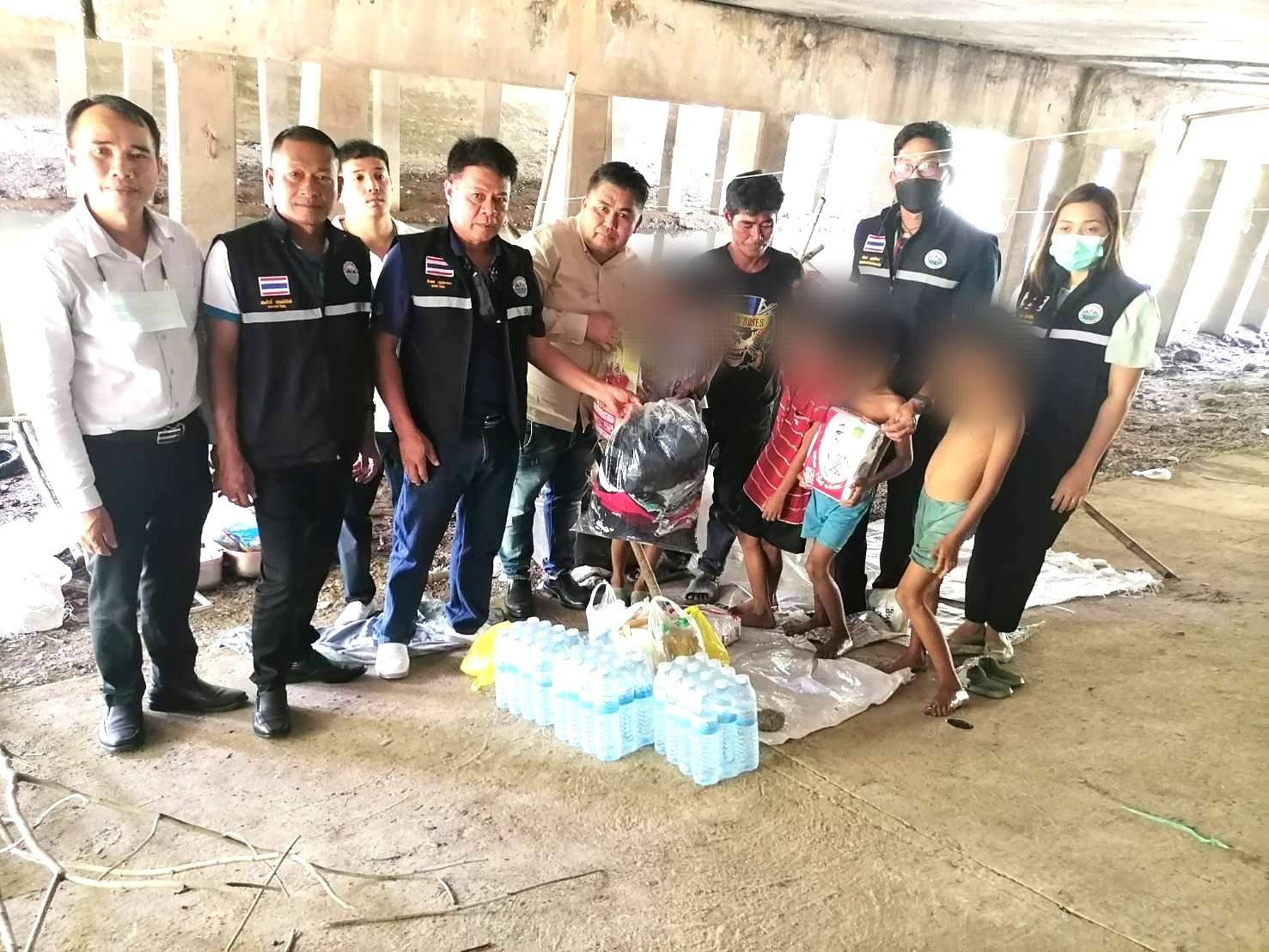 ทต.เชิงเนิน พร้อมบ้านพักเด็กและครอบครัวระยอง รุดช่วยเหลือหนุ่มสุดรันทด เลี้ยงลูก 5 คน อยู่กินใต้สะพาน
