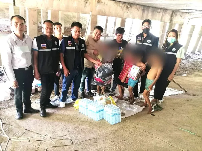 ทต.เชิงเนิน พร้อมบ้านพักเด็กและครอบครัวระยอง รุดช่วยเหลือหนุ่มสุดรันทด เลี้ยงลูก 5 คน อยู่กินใต้สะพาน